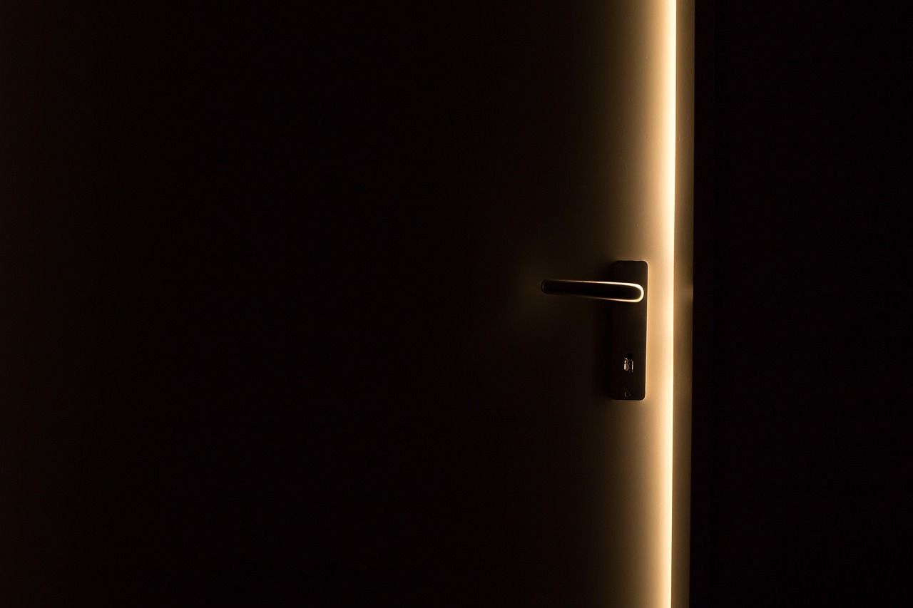 Zamki do drzwi nawierzchniowe – jakie wybrać dla swojego domu?