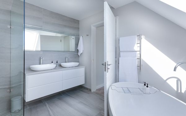 Dobrze wyposażona łazienka - o czym pamiętać wybierając wannę?