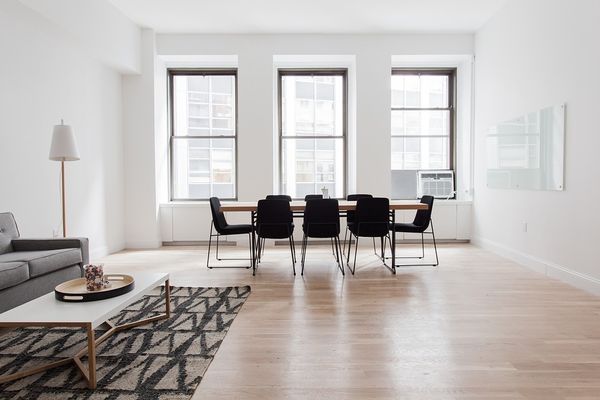Przewodnik krok po kroku: Jak wybrać idealne wykończenie podłogi dla Twojego domu
