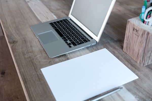 Niezawodność i styl w jednym: Naturalne biurko jako element wyposażenia biura