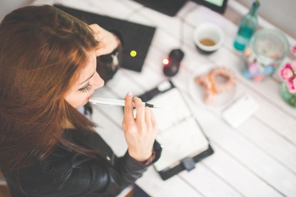 Twój kręgosłup mówi 'dziękuję' - wyposażenie biura, które zmniejsza napięcie