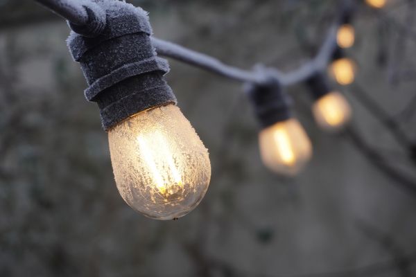 Zaskocz gości subtelnym oświetleniem - jak zdobić ogród na imprezę
